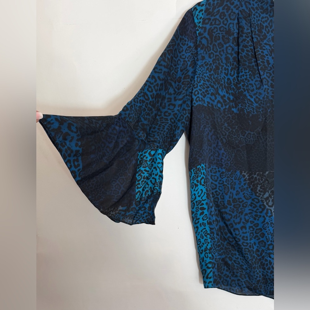 Elie Tahari NWOT “Judith” 100% Silk Animal Print Blouse Size Small. Blue & Black - Picture 12 of 16